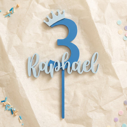 Geburtstag Cake Topper Zahl mit Krone und Name in Blau und Eisblau auf cremefarbenem Krepppapier