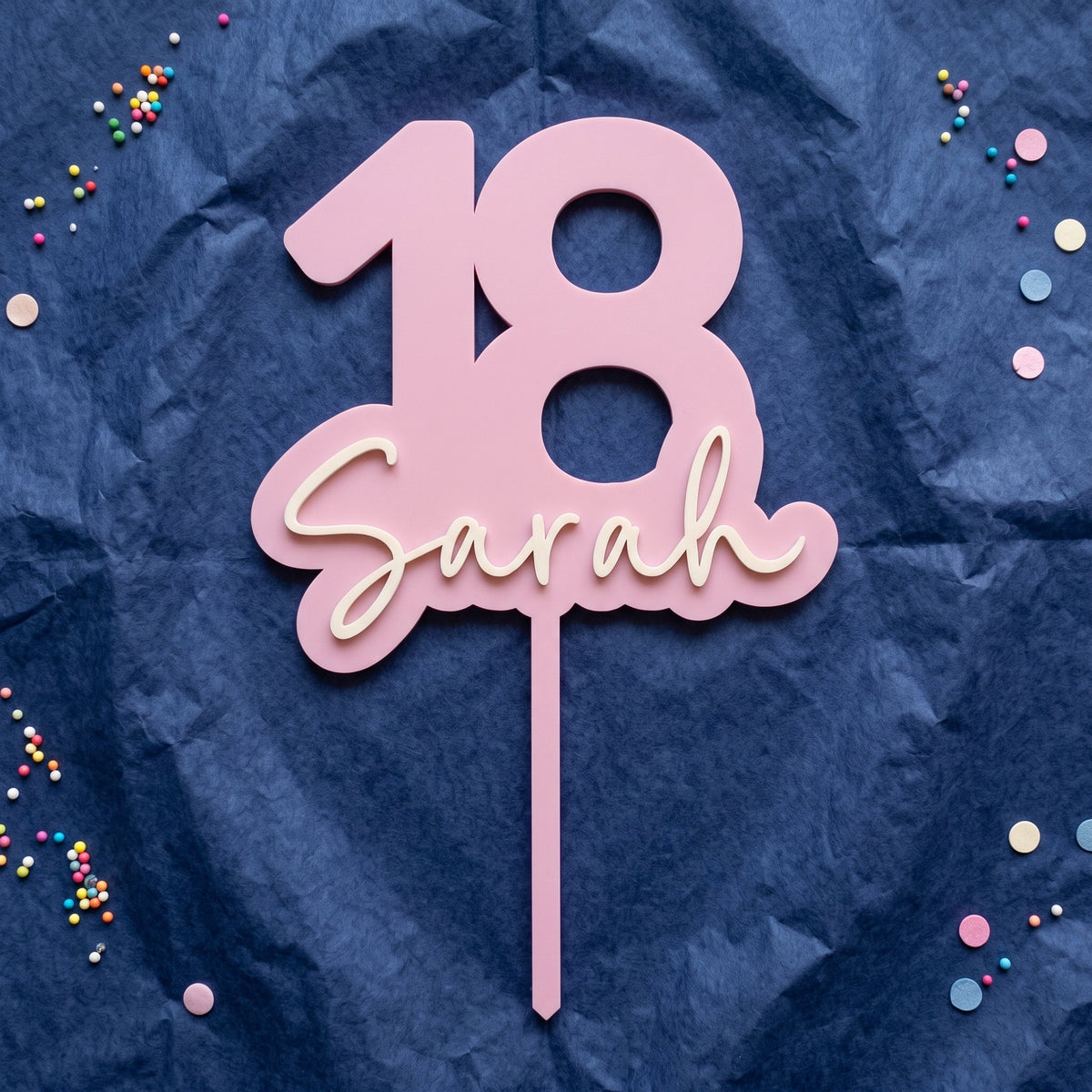 Geburtstag Cake Topper Zahl mit Name in Rosa auf marineblauem Krepppapier