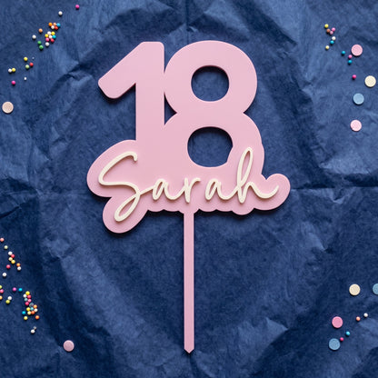 Geburtstag Cake Topper Zahl mit Name in Rosa auf marineblauem Krepppapier