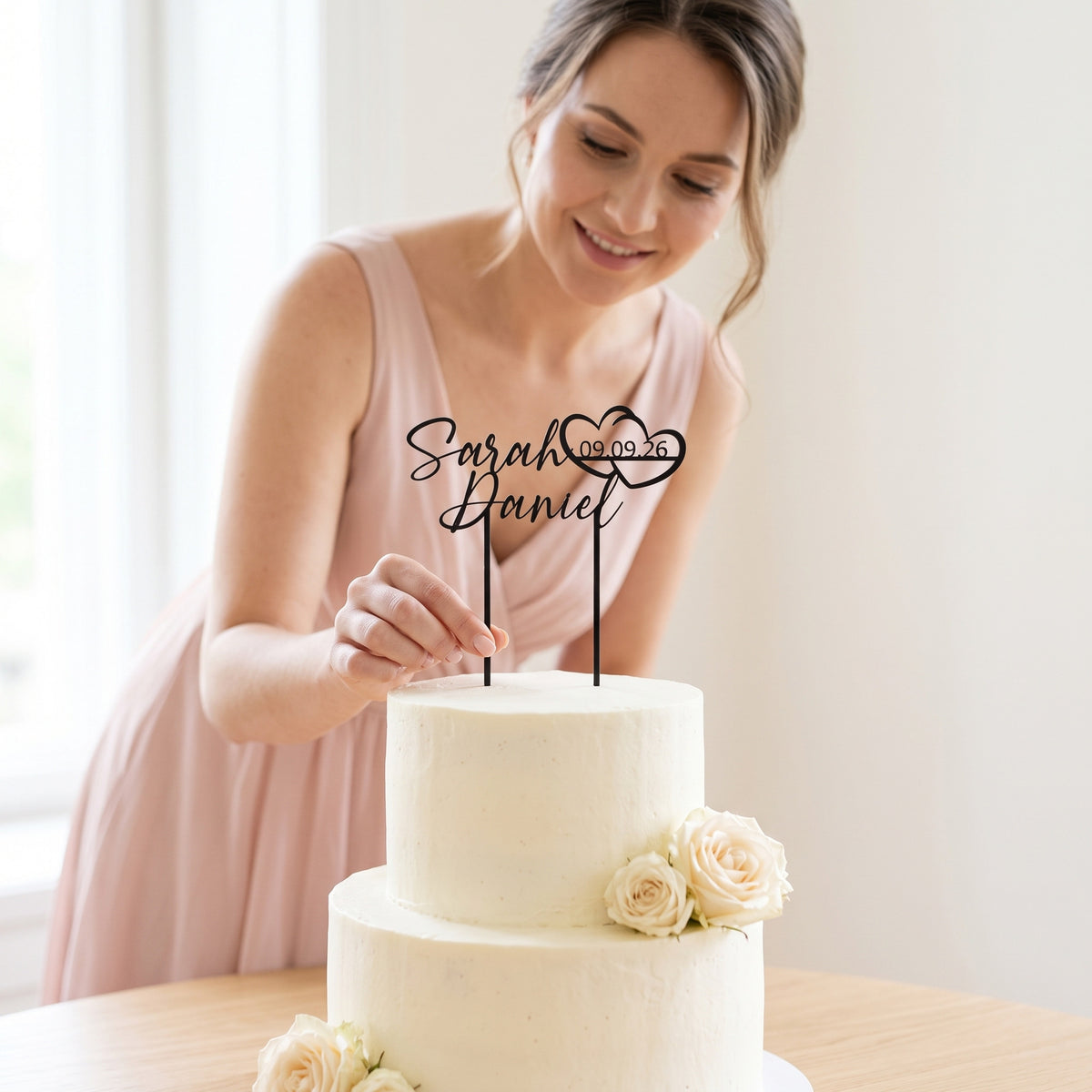 Cake Topper Namen mit Doppelherz wird in die Torte gesteckt