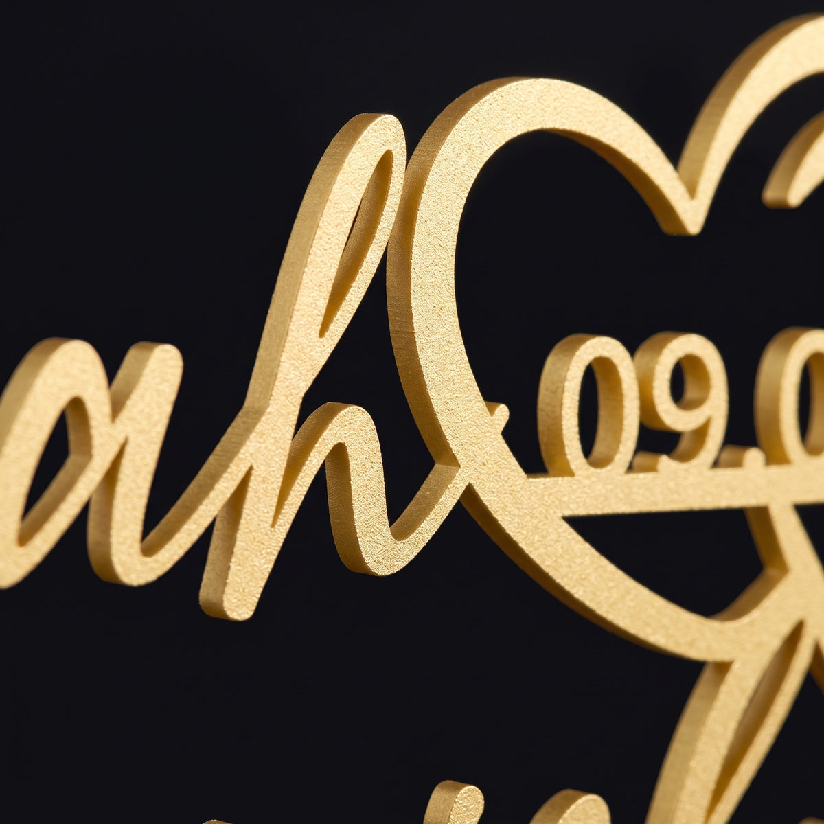 Nahaufnahme Cake Topper Namen mit Doppelherz in Gold