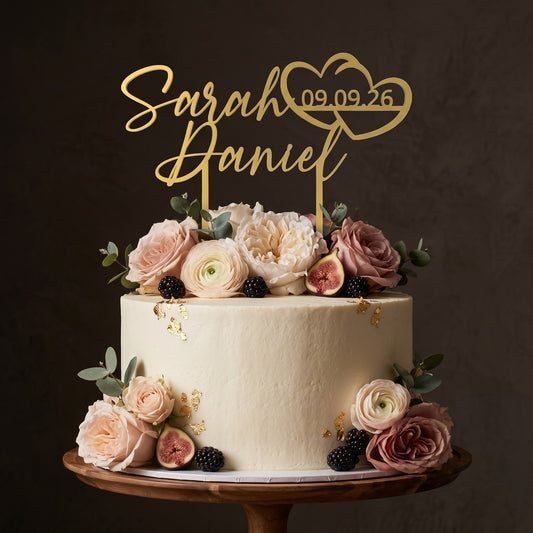 Cake Topper Hochzeit Namen mit Doppelherz in Gold auf Hochzeitstorte