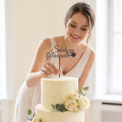 Cake Topper Hochzeit Namen mit Herzpaar in Schwarz wird in die Torte gesteckt