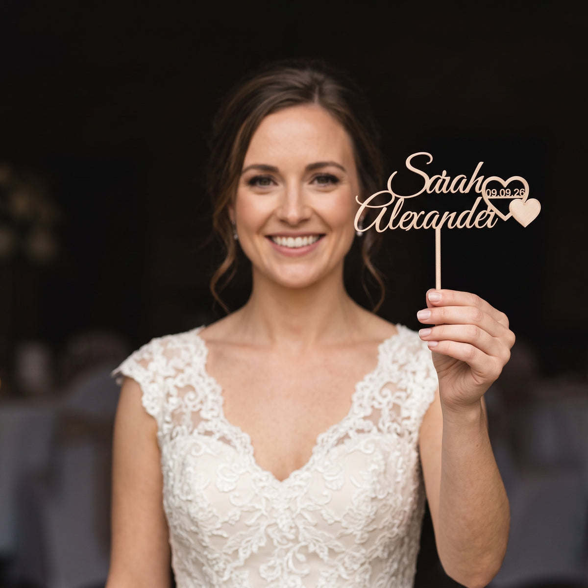 Cake Topper Hochzeit Namen mit Herzpaar in Champagner, von der Braut gehalten