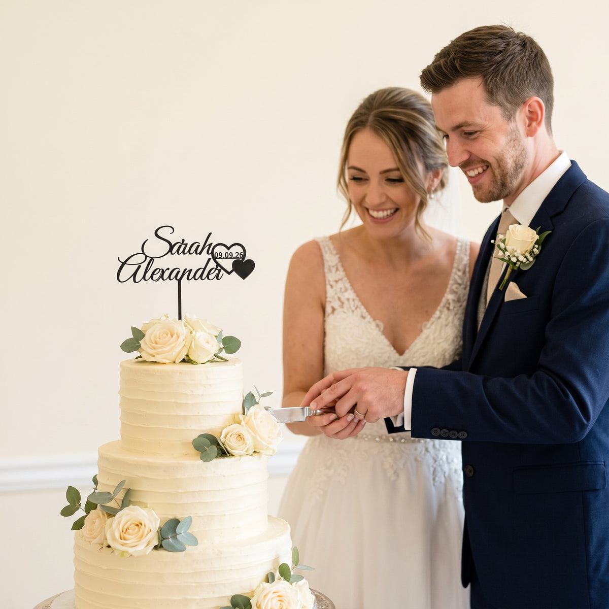 Cake Topper Hochzeit Namen mit Herzpaar in Schwarz auf der Hochzeitstorte des Brautpaars