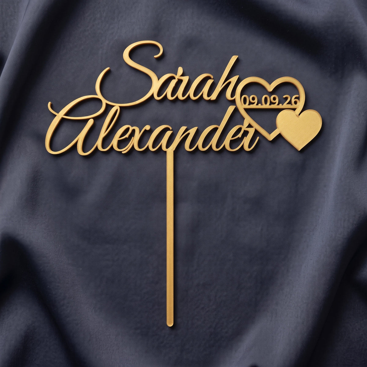 Cake Topper Hochzeit Namen mit Herzpaar in Gold auf dunkler Seide