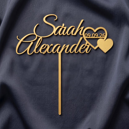 Cake Topper Hochzeit Namen mit Herzpaar in Gold auf dunkler Seide