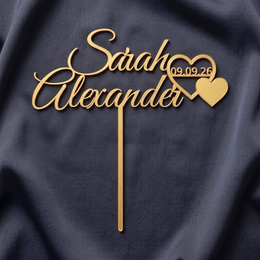 Cake Topper Hochzeit Namen mit Herzpaar in Gold auf dunkler Seide