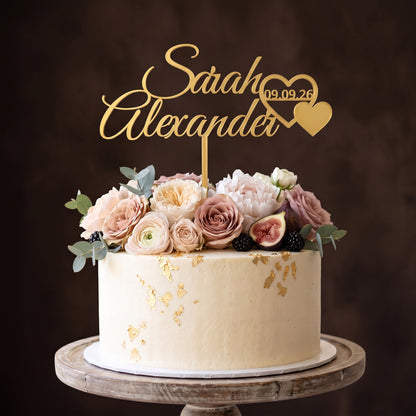 Cake Topper Hochzeit Namen mit Herzpaar in Gold auf festlicher Hochzeitstorte