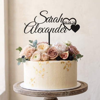 Cake Topper Hochzeit Namen mit Herzpaar in Schwarz auf festlicher Hochzeitstorte