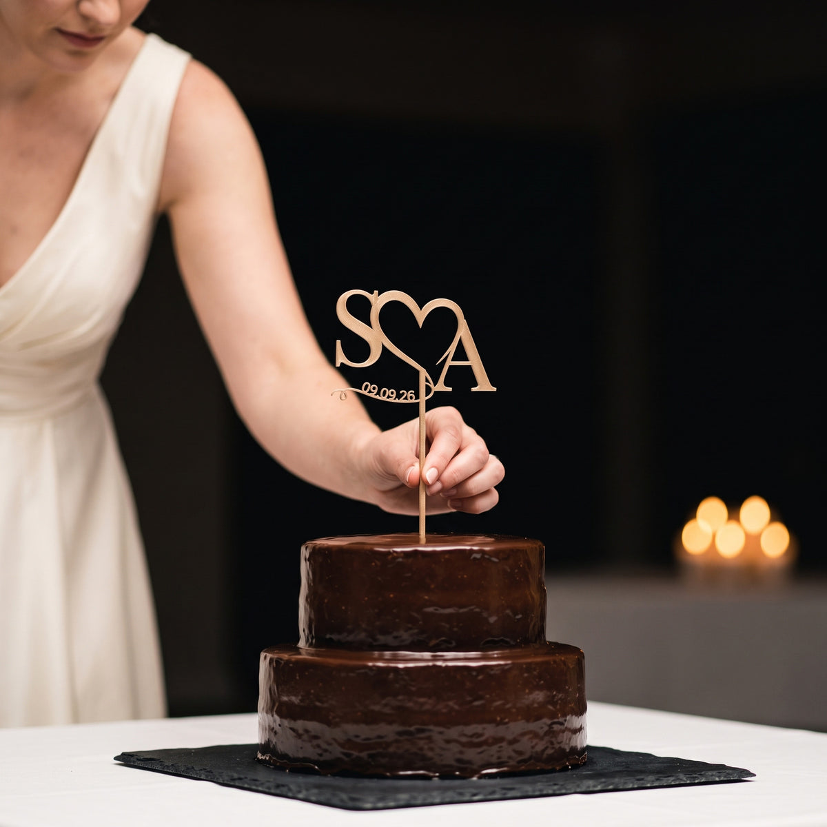 Cake Topper Hochzeit Initialen mit Herz und Datum Einsetzbild-Champagner