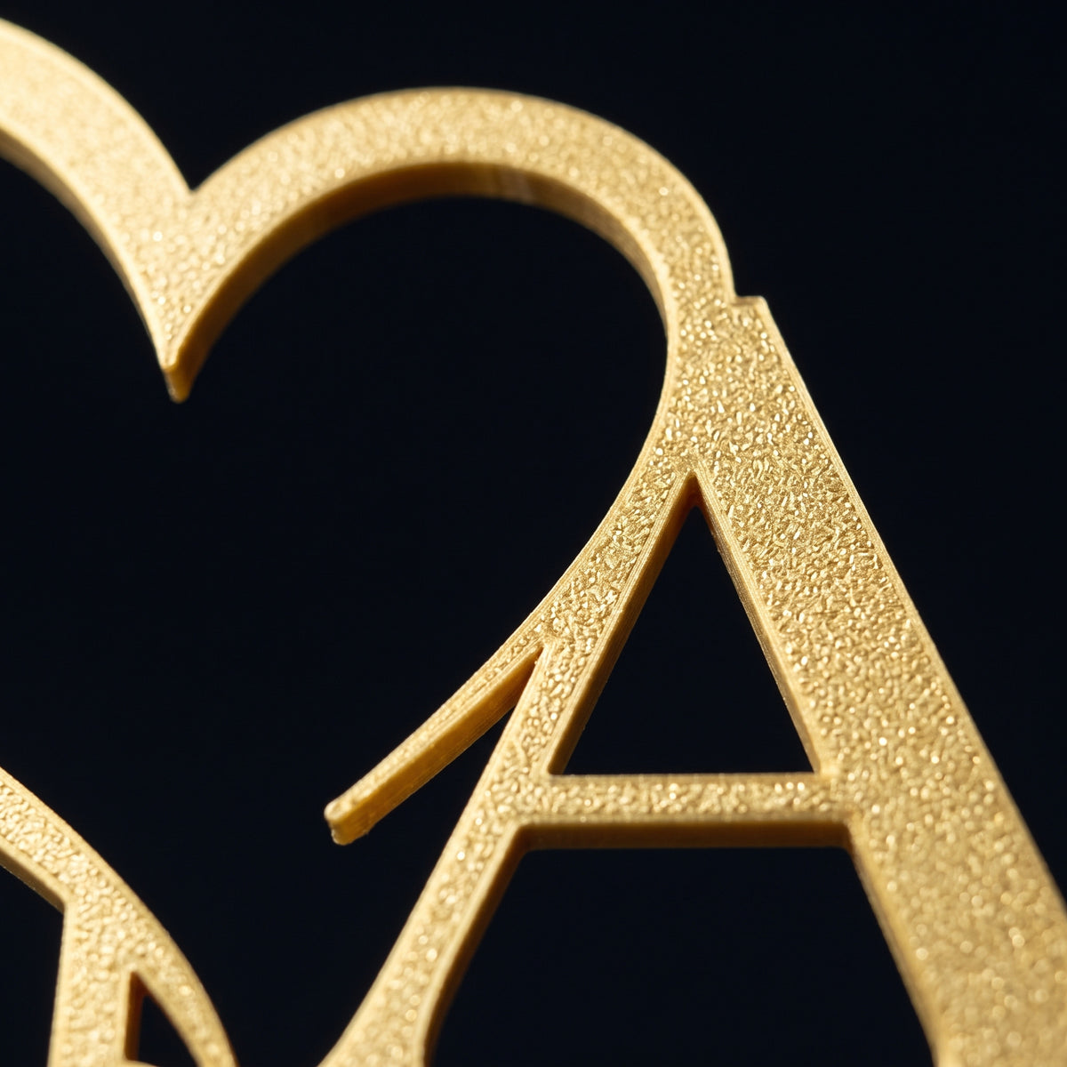 Cake Topper Hochzeit Initialen mit Herz und Datum Makro-Gold