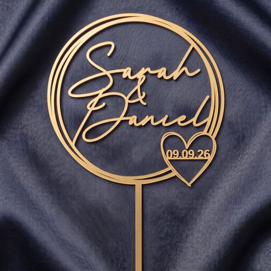 Hochzeit Cake Topper Namen im Kreis mit Datumsherz in Gold auf dunkler Seide