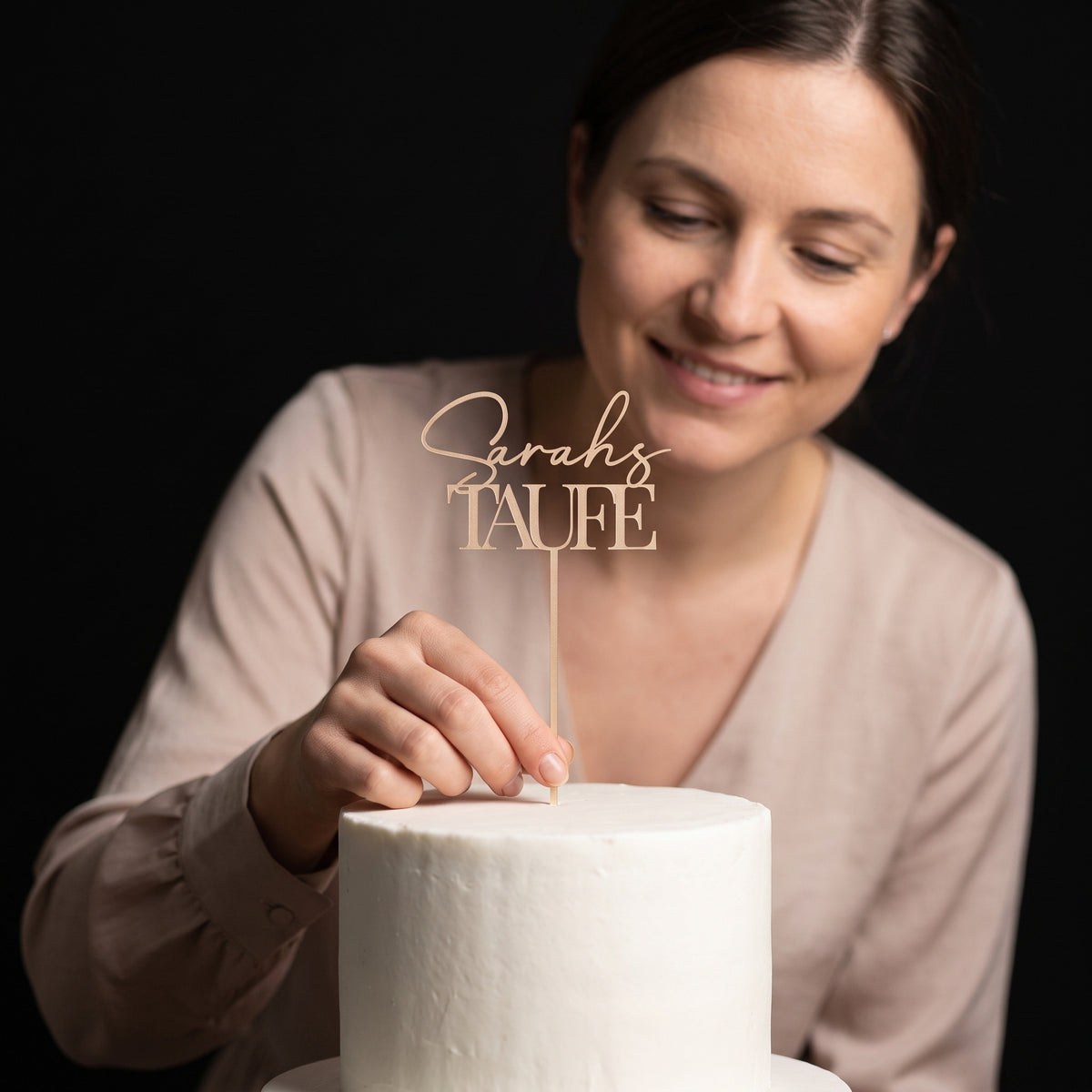 Cake Topper Taufe in Champagner wird in die Torte gesteckt