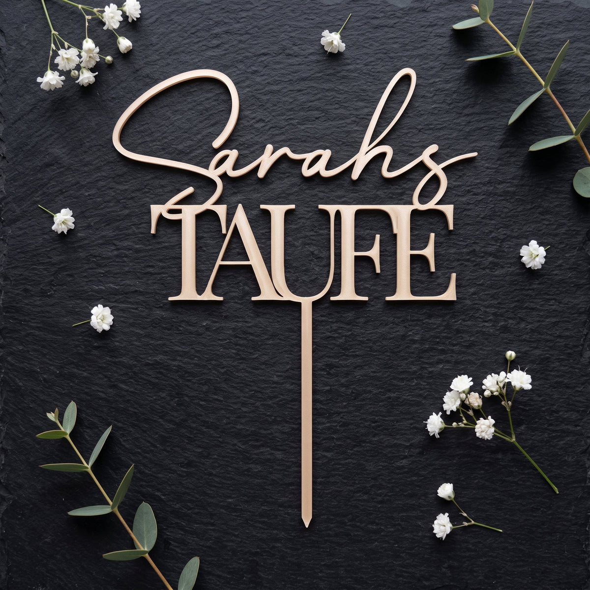 Cake Topper Taufe in Champagner liegend auf dunklem Schiefer