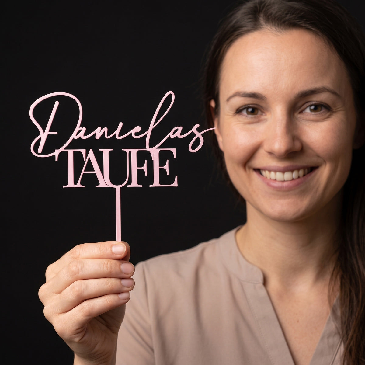 Cake Topper Taufe in Rosa in der Hand gehalten