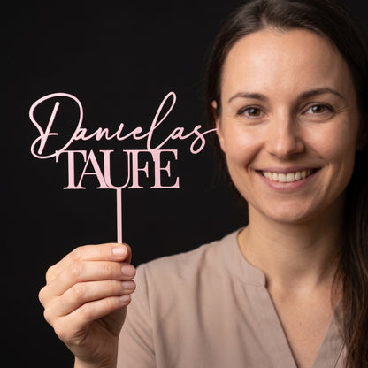 Cake Topper Taufe in Rosa in der Hand gehalten
