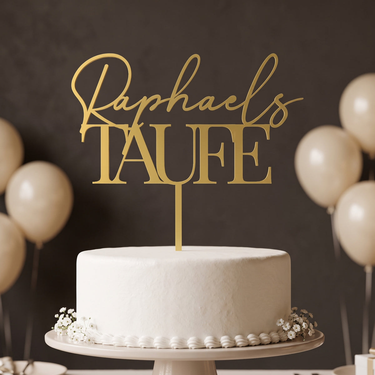 Cake Topper Taufe Name im Schriftzug in Gold auf festlicher Torte