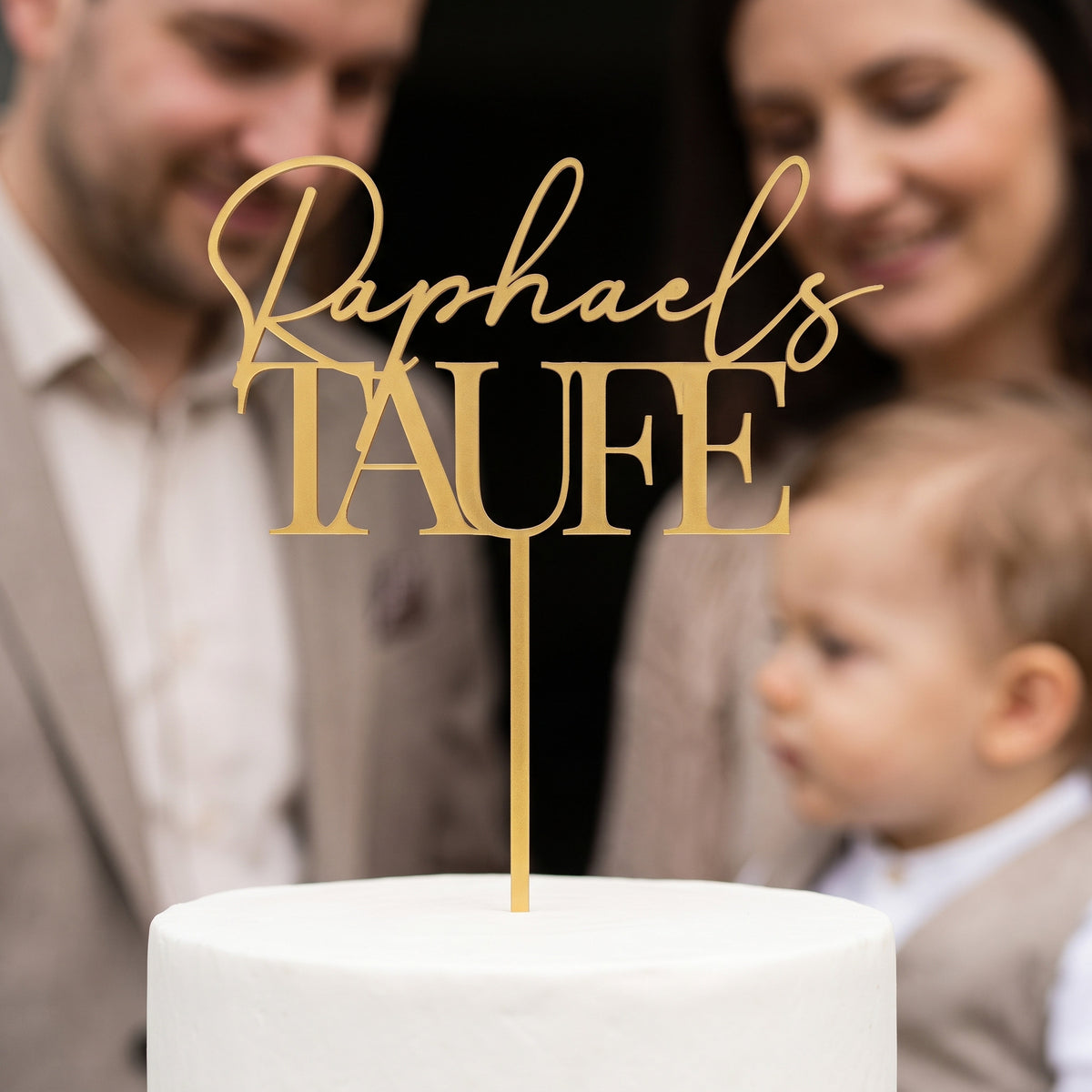 Cake Topper Taufe in Gold auf der Torte, Familie im Hintergrund