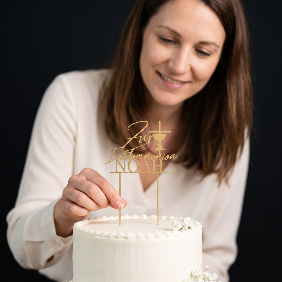 Cake Topper Kommunion wird in die Torte gesteckt