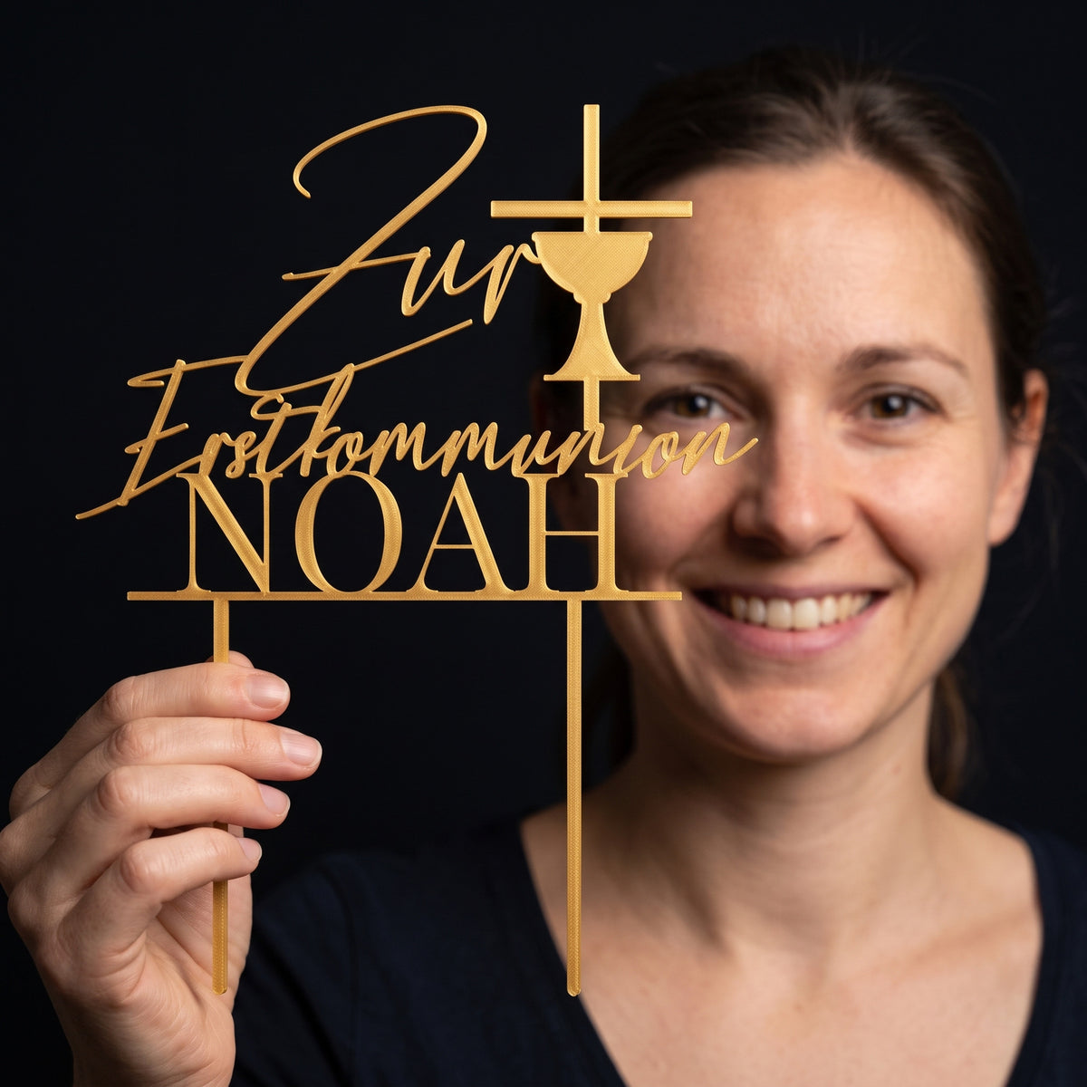 Cake Topper Kommunion Kelch in Gold in der Hand