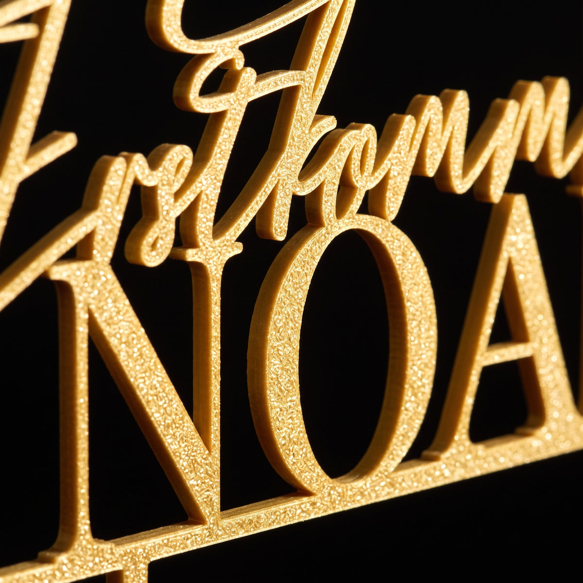 Makroaufnahme der Oberflaeche des Cake Toppers in Gold