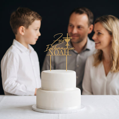 Familie an der Kommunionstorte mit Cake Topper