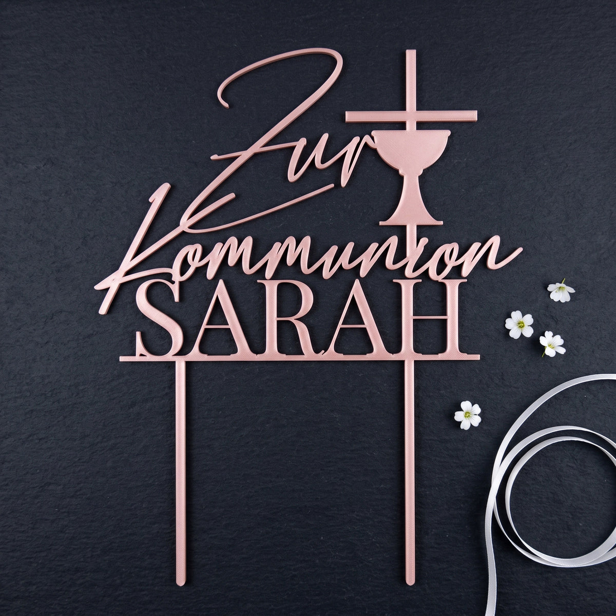 Cake Topper Kommunion Kelch in Rosegold auf Schiefer