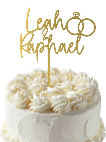 Cake Topper Hochzeit Namen mit Eheringen in Gold auf weisser Hochzeitstorte