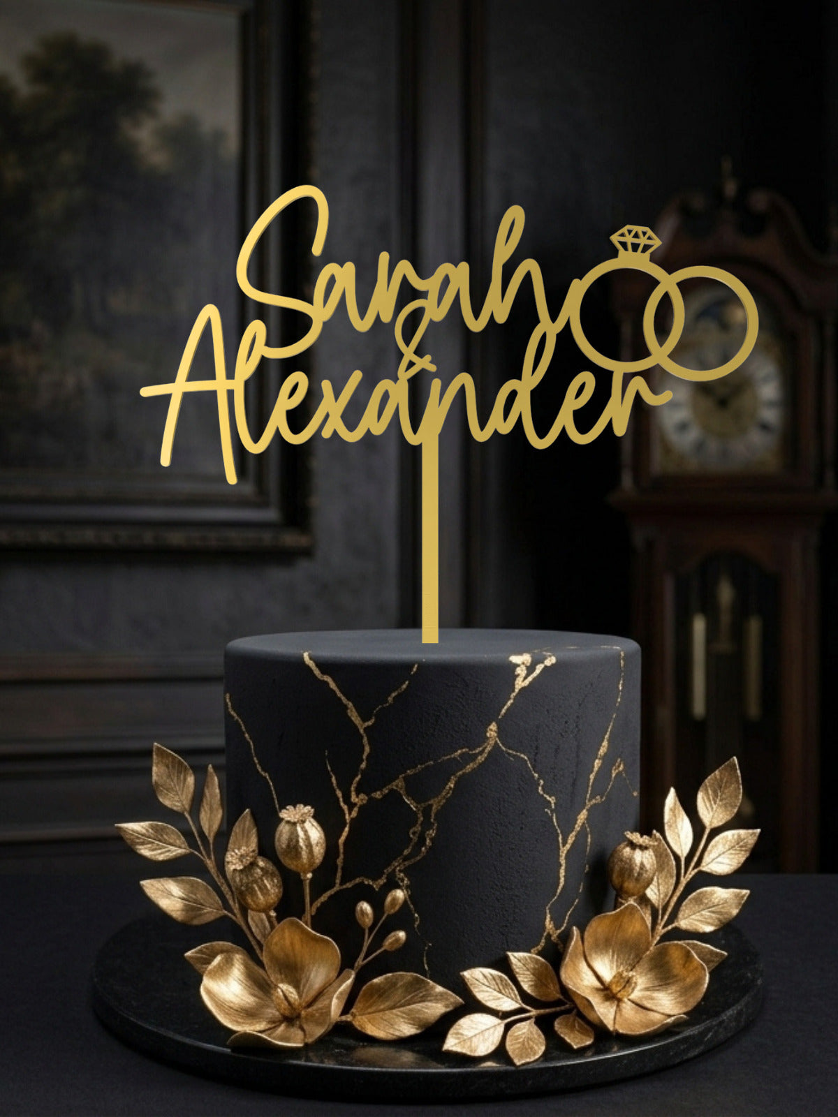 Cake Topper Namen mit Eheringen in Gold auf schwarzer Hochzeitstorte