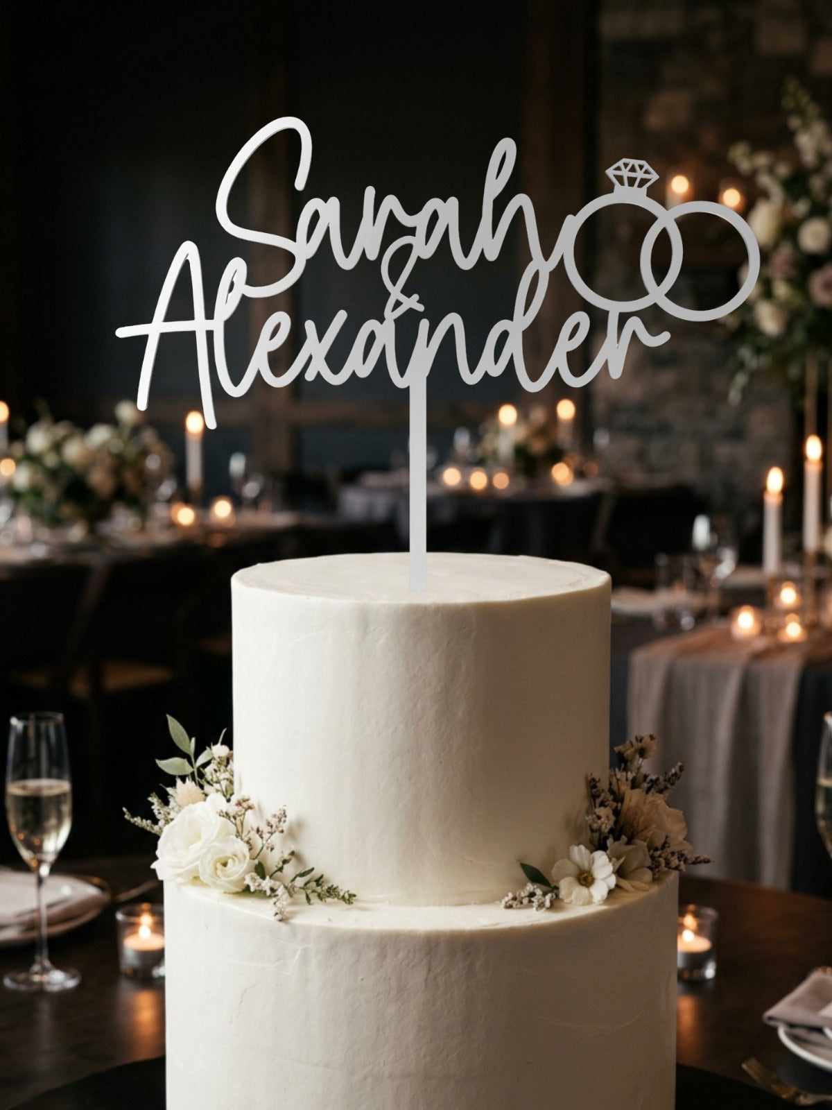 Cake Topper Namen mit Eheringen in Silber auf Hochzeitstorte