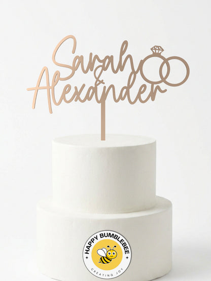 Cake Topper Namen mit Eheringen in Rosegold auf weisser Hochzeitstorte