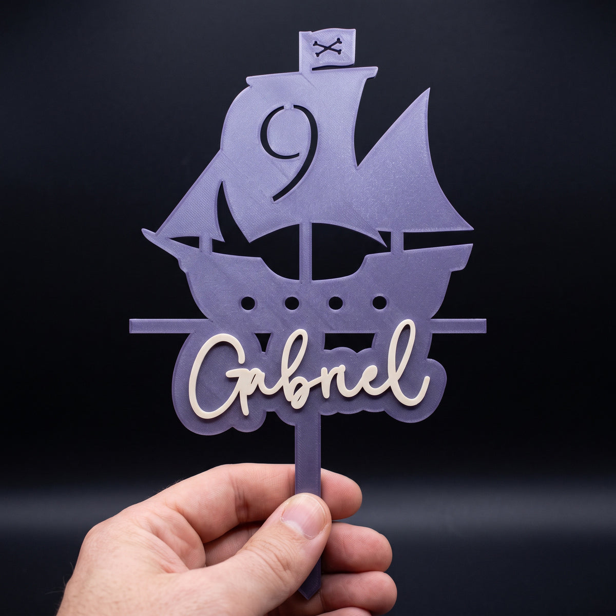 Cake Topper Zahl mit Piratenschiff, in der Hand gehalten