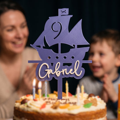 Cake Topper Zahl mit Piratenschiff, im Einsatz auf einer Geburtstagstorte