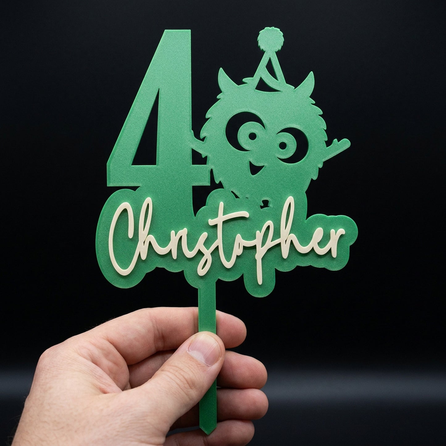 Cake Topper Zahl mit Monster, in der Hand gehalten