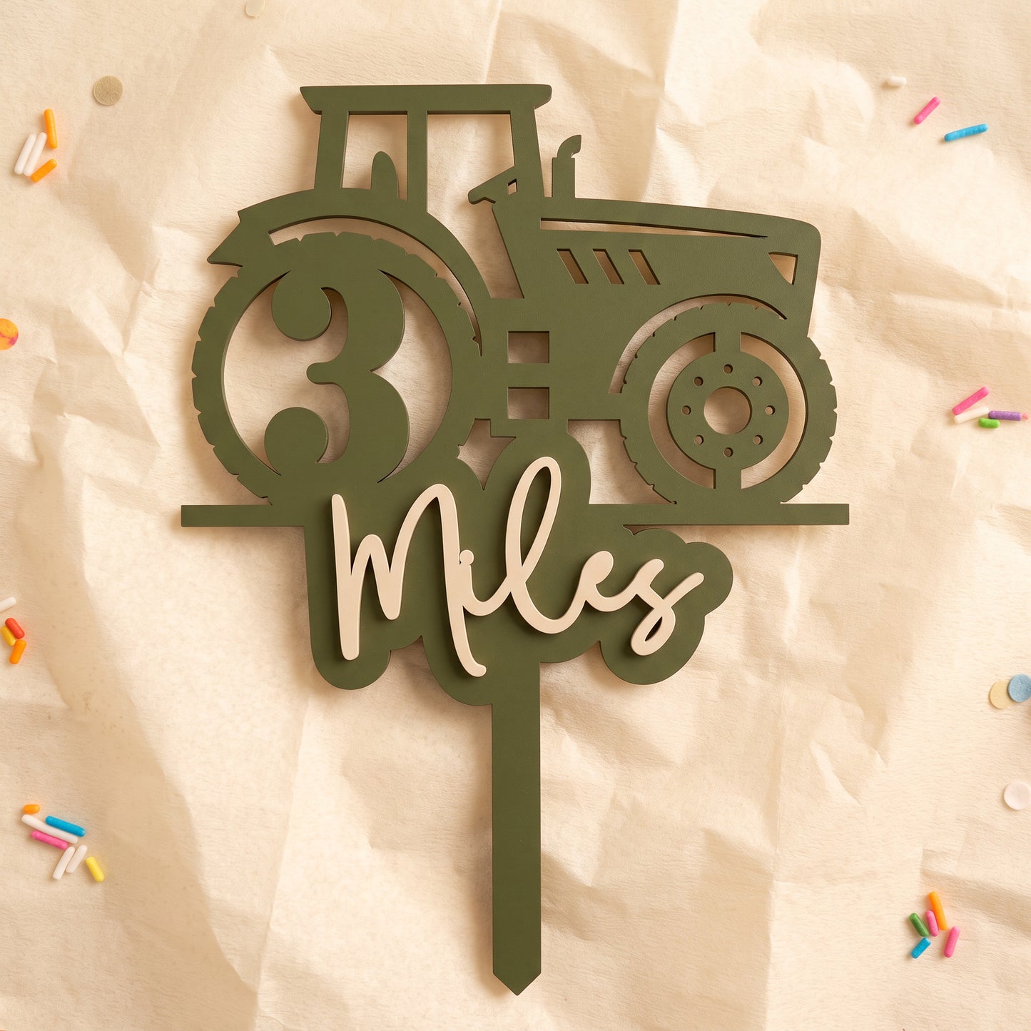 Geburtstags-Cake-Topper "Zahl mit Traktor" personalisiert, auf cremefarbenem Krepppapier
