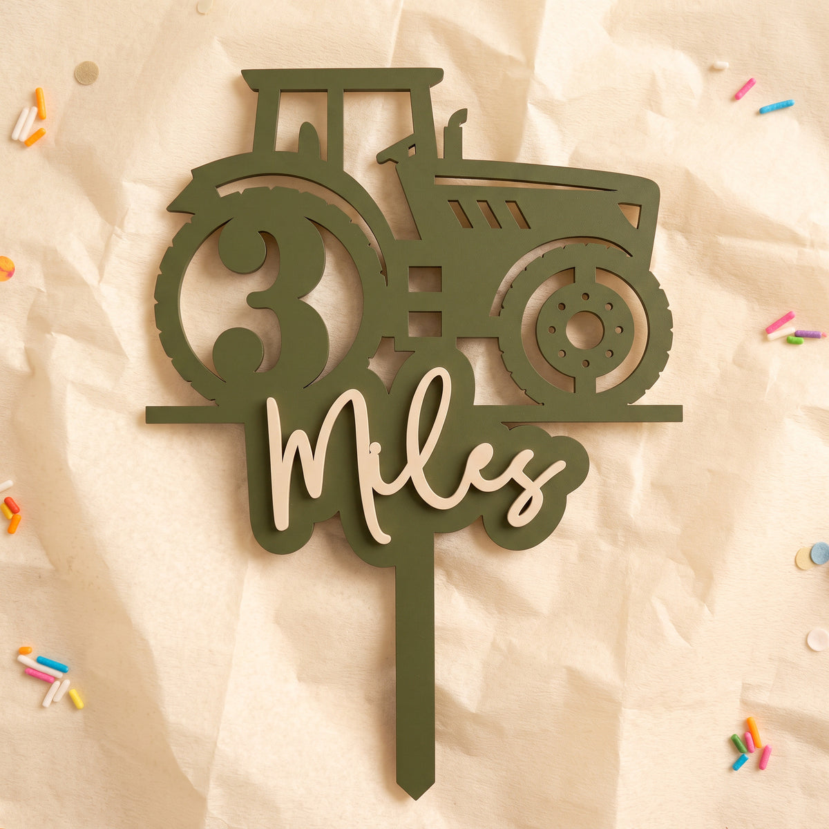 Geburtstags-Cake-Topper "Zahl mit Traktor" personalisiert, auf cremefarbenem Krepppapier