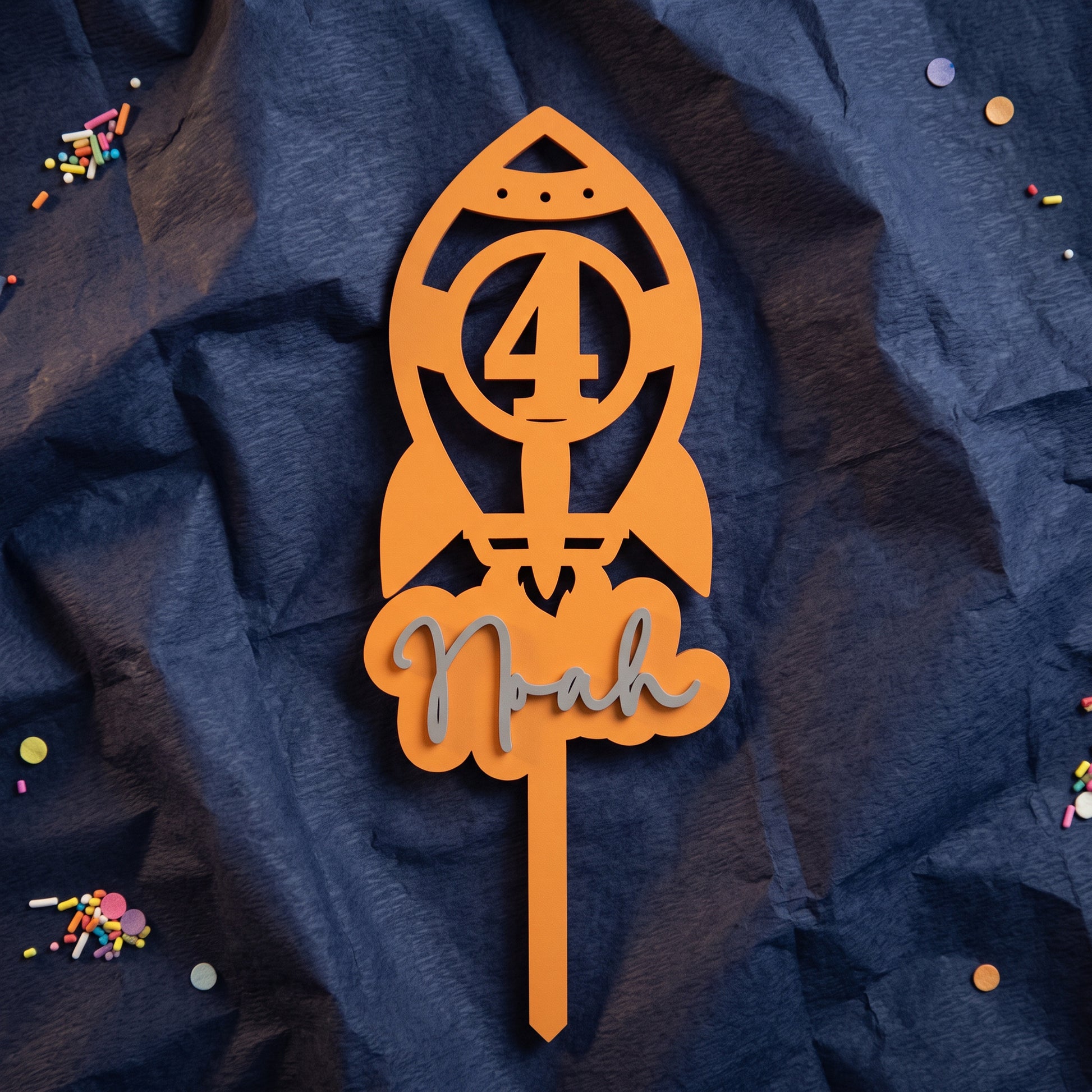 Geburtstags-Cake-Topper "Zahl mit Rakete" personalisiert, auf marineblauem Krepppapier