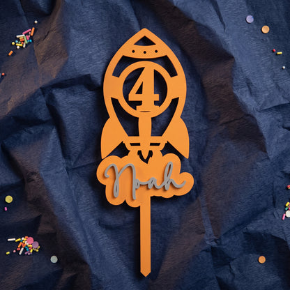Geburtstags-Cake-Topper "Zahl mit Rakete" personalisiert, auf marineblauem Krepppapier
