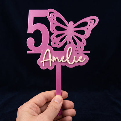 Cake Topper Zahl mit Schmetterling, in der Hand gehalten