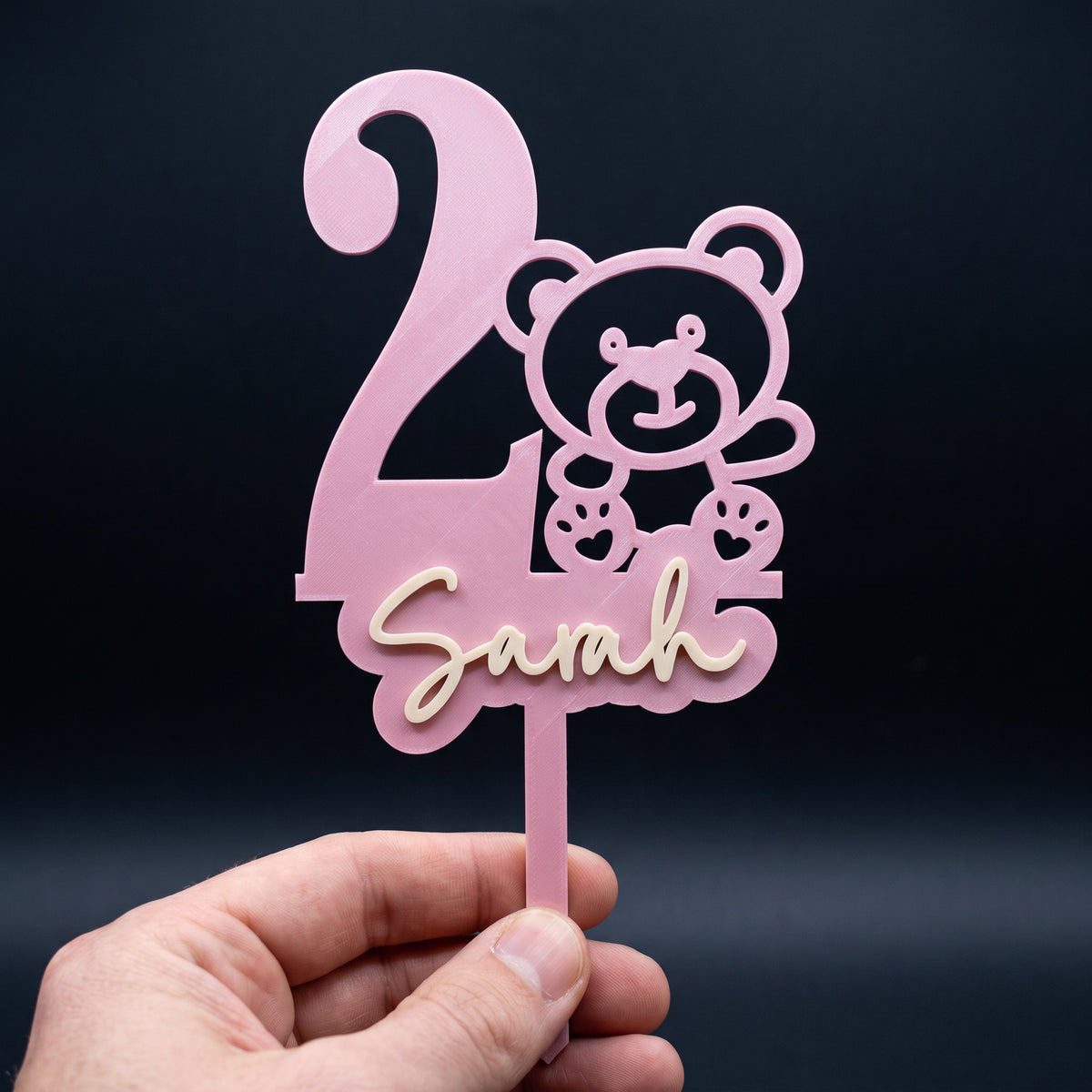 Cake Topper Zahl mit Teddybär, in der Hand gehalten