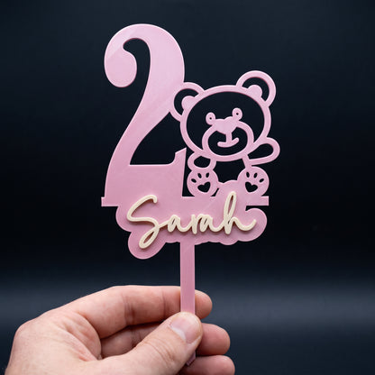 Cake Topper Zahl mit Teddybär, in der Hand gehalten