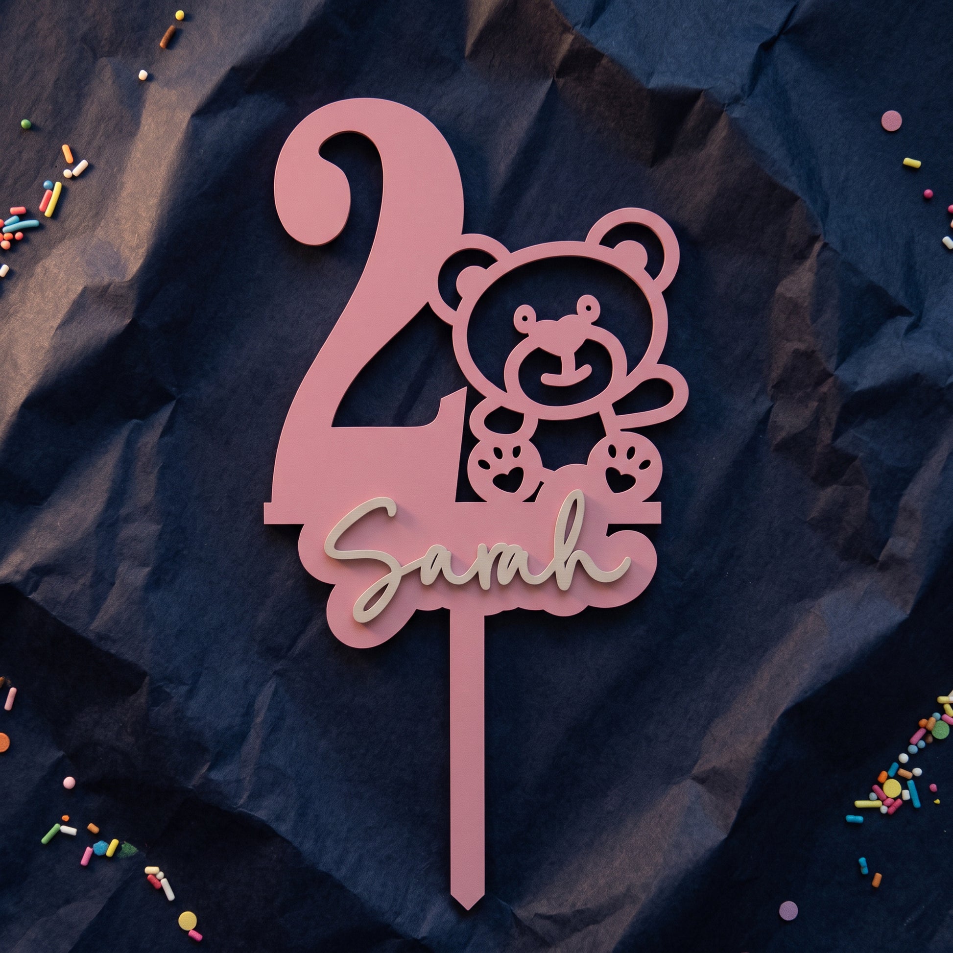 Geburtstags-Cake-Topper "Zahl mit Teddybär" personalisiert, auf marineblauem Krepppapier