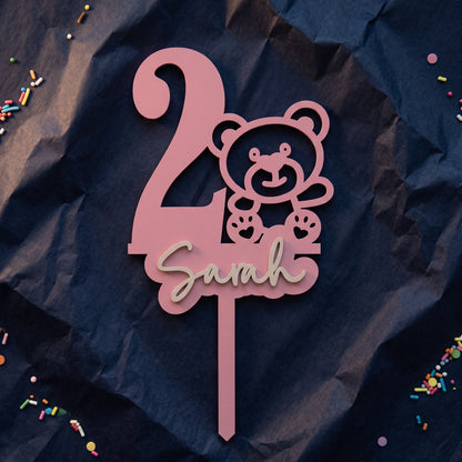 Geburtstags-Cake-Topper "Zahl mit Teddybär" personalisiert, auf marineblauem Krepppapier
