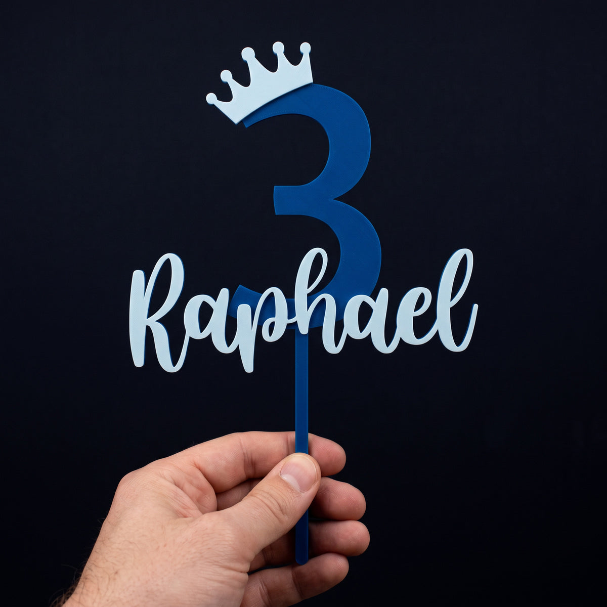 Cake Topper Zahl mit Krone und Name in Blau und Eisblau in der Hand, Größenvergleich