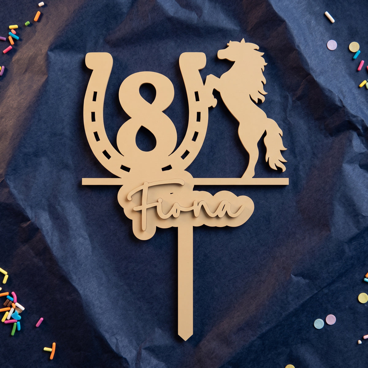 Geburtstags-Cake-Topper "Zahl mit Pferd" personalisiert, auf marineblauem Krepppapier