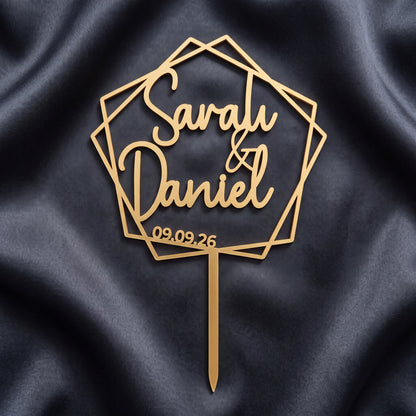 Hochzeit Cake Topper Namen im Fünfeck in Gold auf dunkler Seide