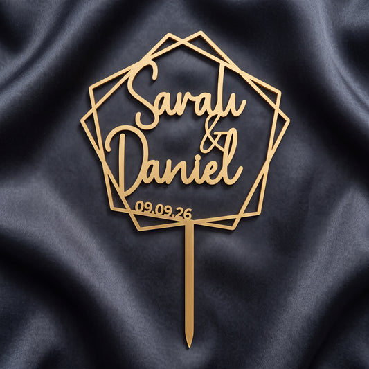 Hochzeit Cake Topper Namen im Fünfeck in Gold auf dunkler Seide