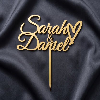 Hochzeit Cake Topper Namen mit Herz in Gold auf dunkler Seide