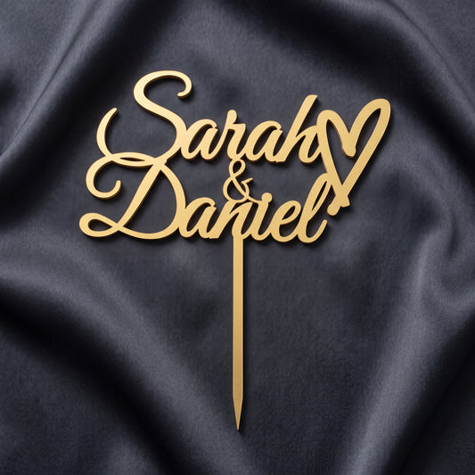 Hochzeit Cake Topper Namen mit Herz in Gold auf dunkler Seide